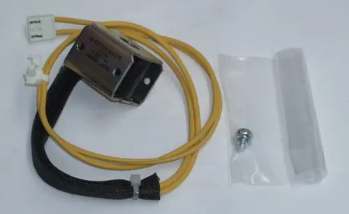 Daikin Spule mit gelben Kabeln, Metallgehäuse, Kunststoffstecker und Zubehörteilen, darunter eine Schraube und ein Schutzschlauch, auf weißem Hintergrund.